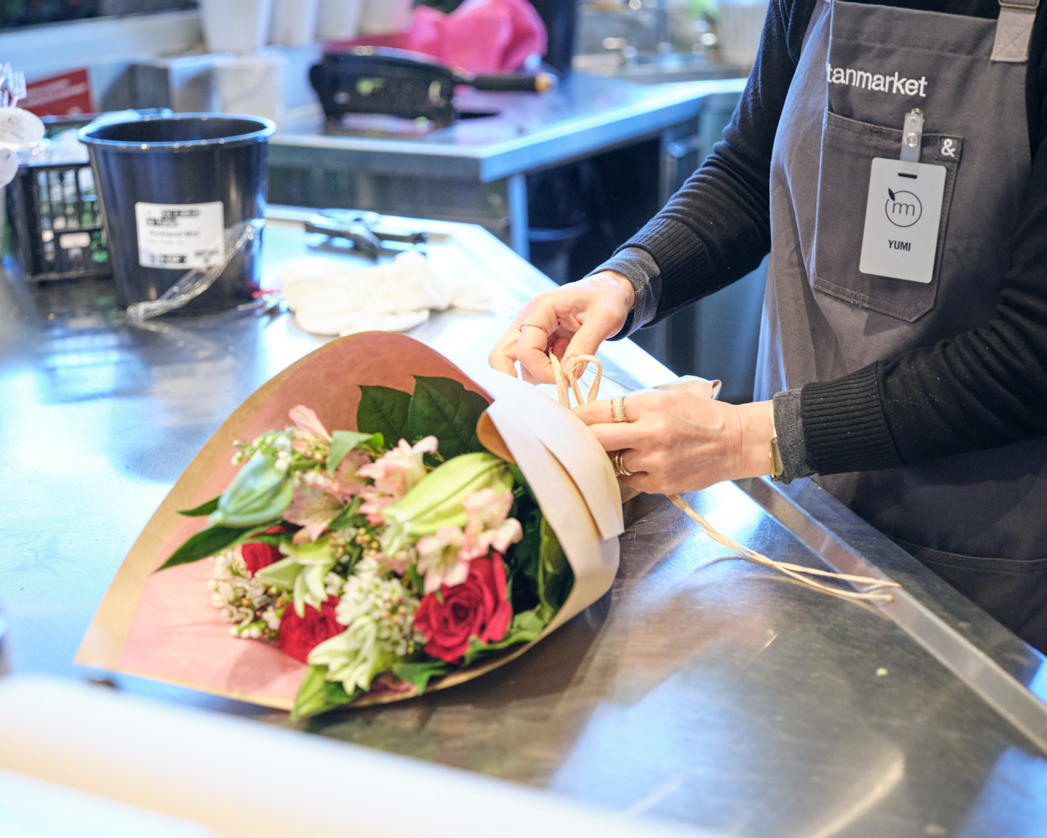 Yumi Han tying a bouquet