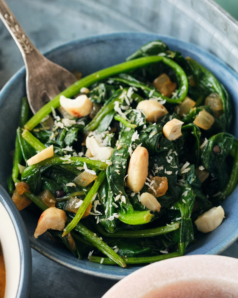 Spiced-up Spinach with Crunchy Cashews