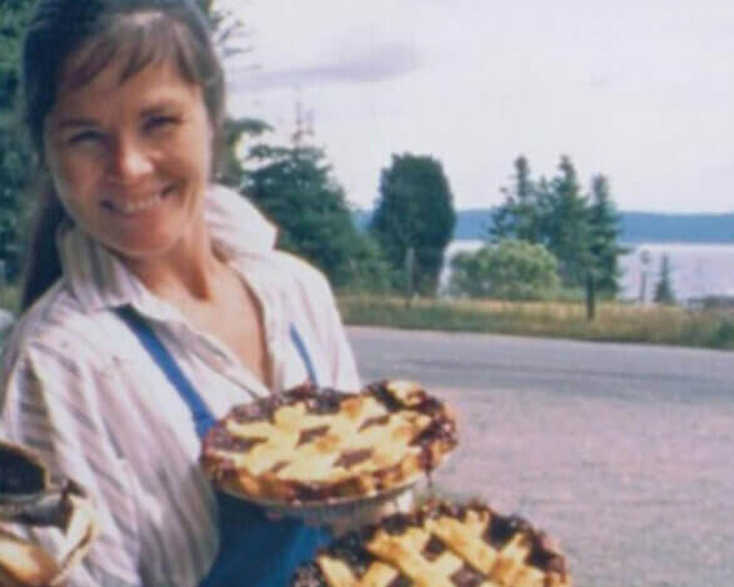 Jan Gunn holding two pies