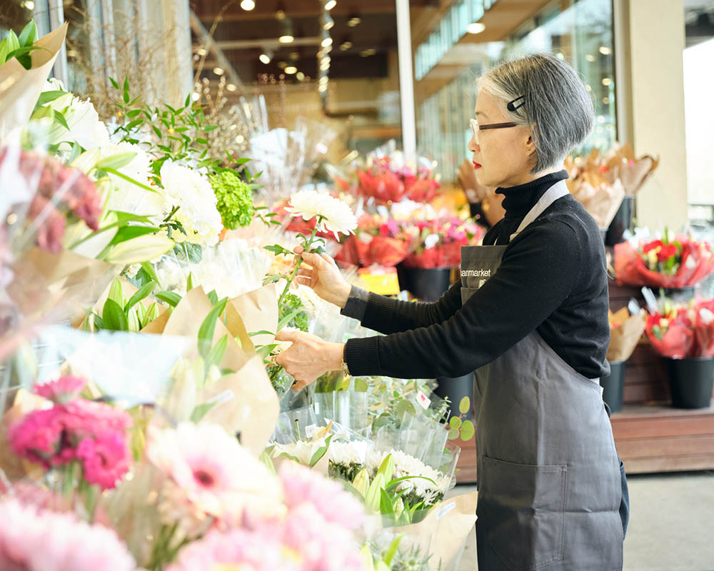 Yumi Han arranging flowers