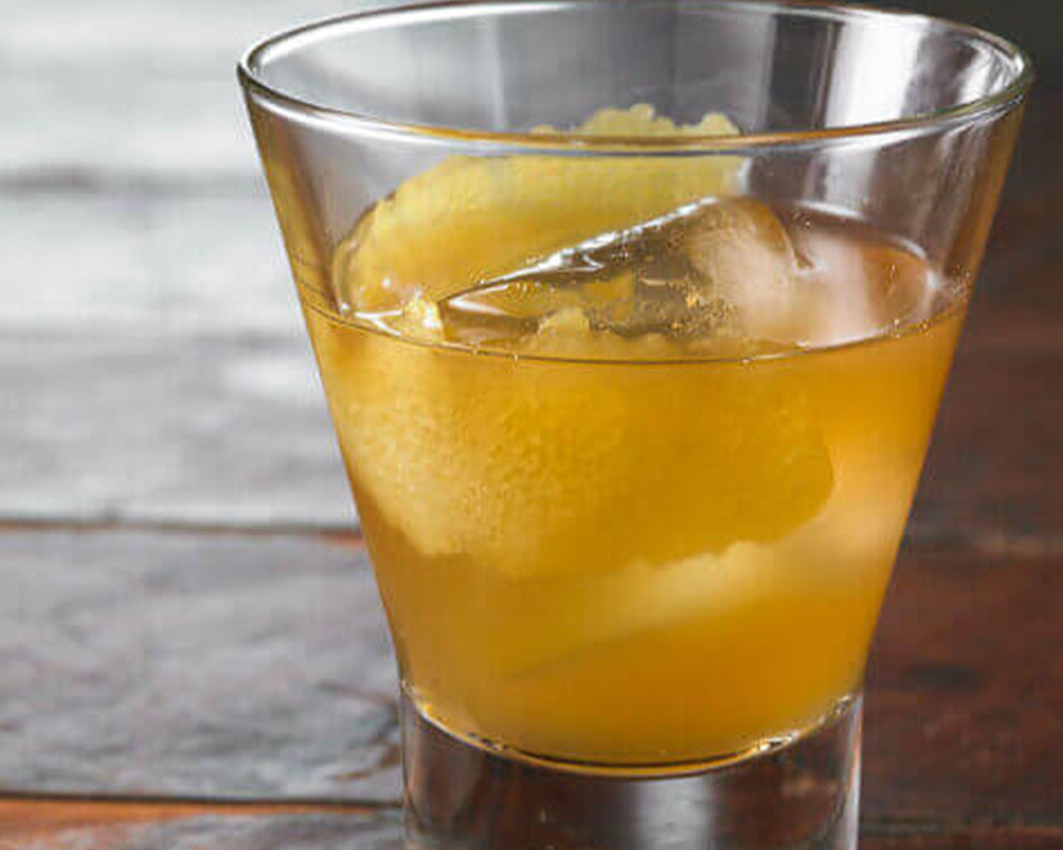 Close up image of a glass of apple cider.